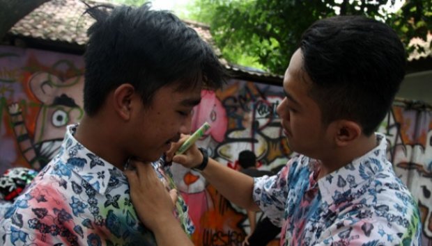 Baru selesai ujian aja udah coret2, lulus aja belum