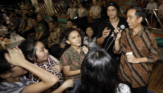 Baru selesai ujian aja udah coret2, lulus aja belum