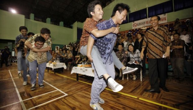 Baru selesai ujian aja udah coret2, lulus aja belum