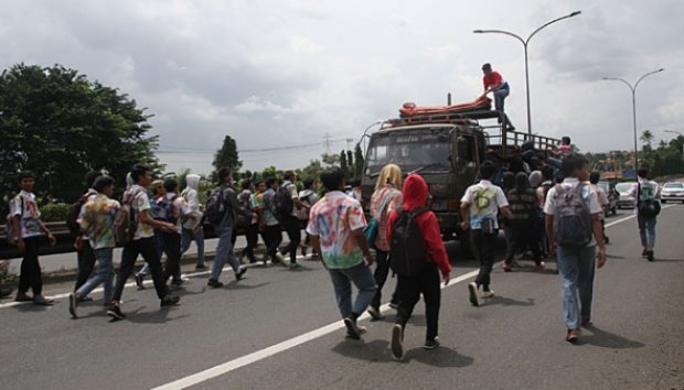 Baru selesai ujian aja udah coret2, lulus aja belum