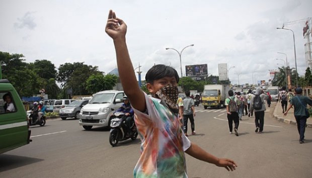 Baru selesai ujian aja udah coret2, lulus aja belum