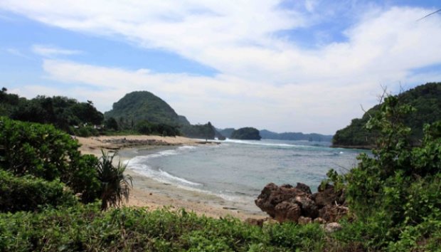 Melihat Keindahan Pantai Goa Cina di Malang