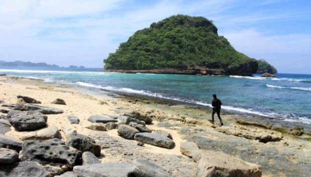 Melihat Keindahan Pantai Goa Cina di Malang