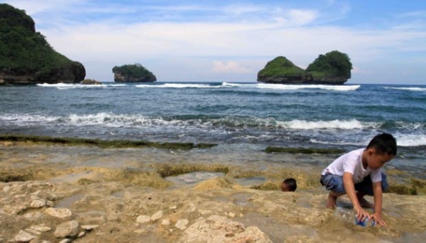 Melihat Keindahan Pantai Goa Cina di Malang