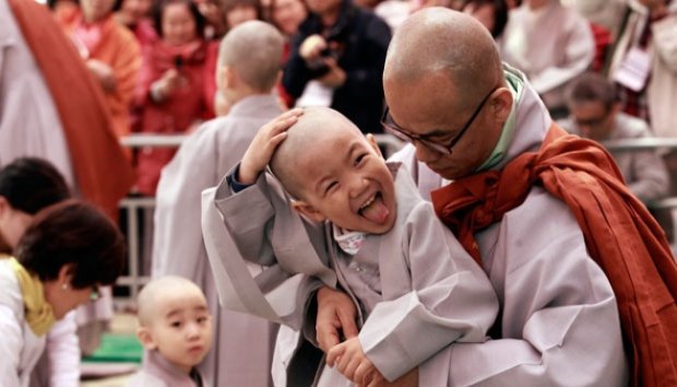 10 Biksu Kecil Ikut Merayakan Kelahiran Budha di Kuil