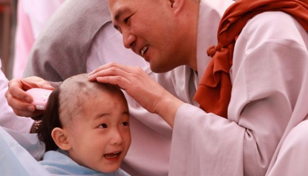 10 Biksu Kecil Ikut Merayakan Kelahiran Budha di Kuil