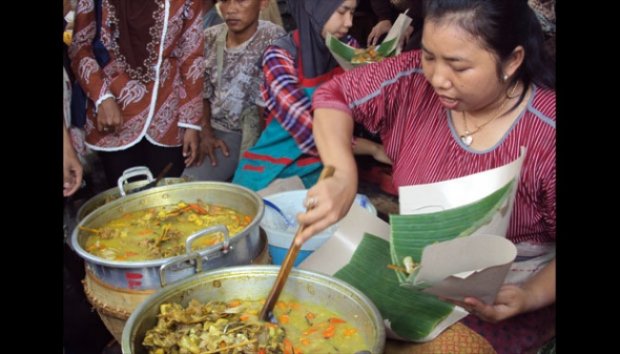 Terkenal Enak, Pembeli Tengkleng Klewer Mengantri Sebelum Buka