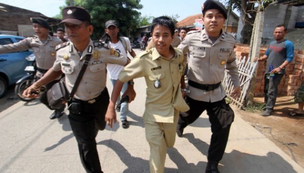 Polisi Mengevakuasi Lurah Terduga Penyekapan Buruh Pabrik Panci&#91;PICK&#93;