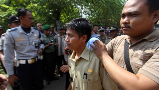 Polisi Mengevakuasi Lurah Terduga Penyekapan Buruh Pabrik Panci&#91;PICK&#93;