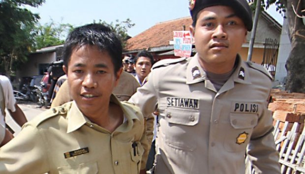 Polisi Mengevakuasi Lurah Terduga Penyekapan Buruh Pabrik Panci&#91;PICK&#93;