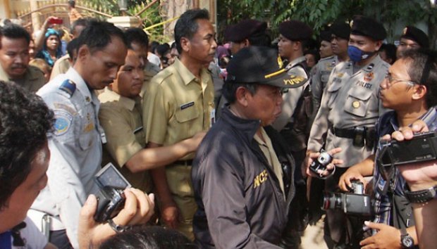 Polisi Mengevakuasi Lurah Terduga Penyekapan Buruh Pabrik Panci&#91;PICK&#93;