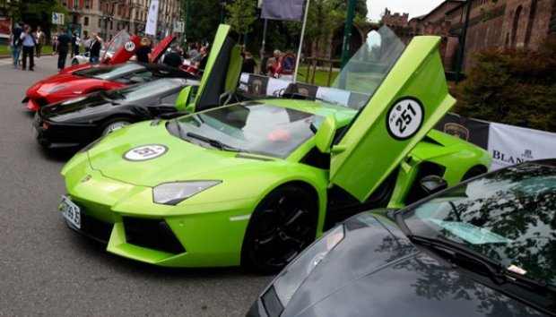 Parade Ratusan Lamborghini di Milan