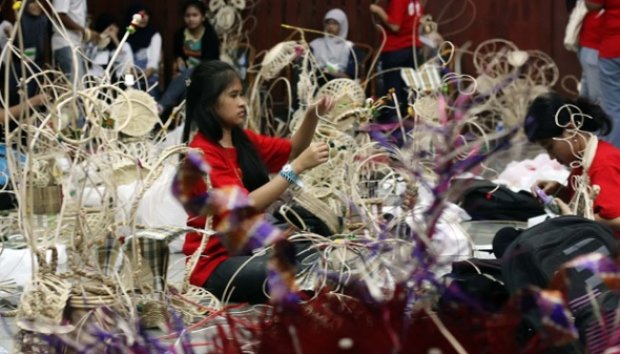 500 Siswa-siswi SMA Membuat Kostum Jakarnaval 2013