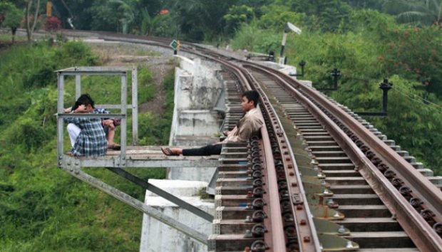 Perlintasan Kereta Setinggi 100 Meter Jadi Tempat Nongkrong