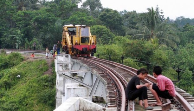 Perlintasan Kereta Setinggi 100 Meter Jadi Tempat Nongkrong