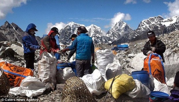 Ratusan Ton Sampah Diturunkan Dari Mount Everest