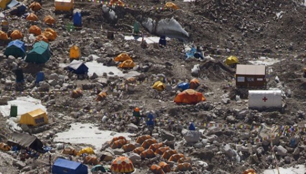 Ratusan Ton Sampah Diturunkan Dari Mount Everest