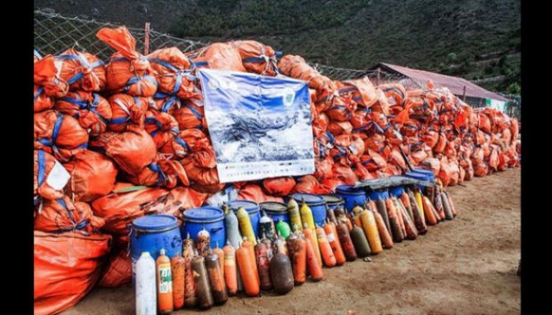 Ratusan Ton Sampah Diturunkan Dari Mount Everest