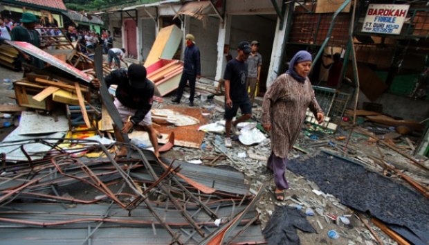 PT KAI Tertibkan Ratusan Kios di Stasiun Duri Tambora