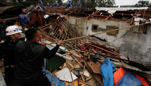 PT KAI Tertibkan Ratusan Kios di Stasiun Duri Tambora