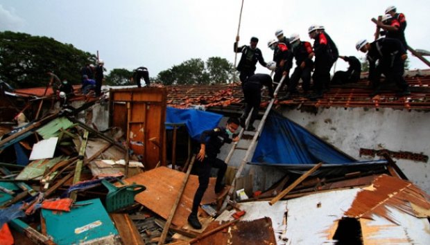 PT KAI Tertibkan Ratusan Kios di Stasiun Duri Tambora