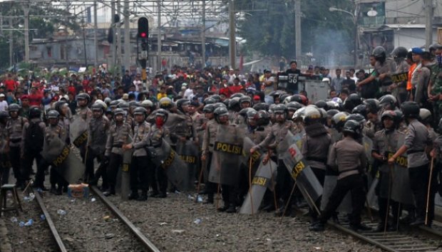 PT KAI Tertibkan Ratusan Kios di Stasiun Duri Tambora