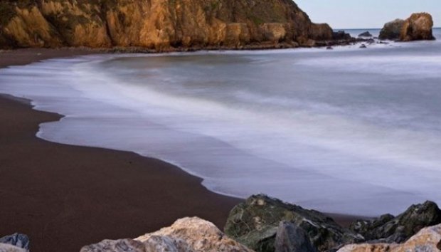 6 Pantai Indah Berpasir Warna-warni