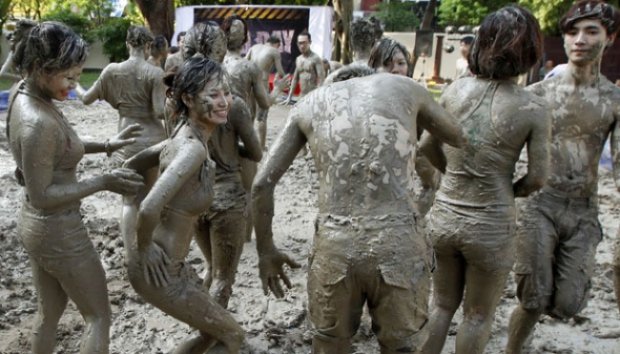 Kemeriahan Perayaan Mud Day di Vietnam