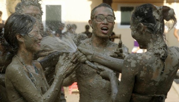 Kemeriahan Perayaan Mud Day di Vietnam