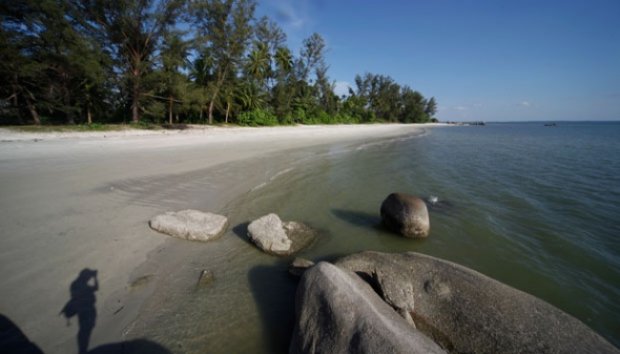 Pesona Pantai Romodong di Bangka