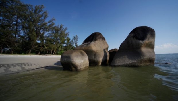 Pesona Pantai Romodong di Bangka