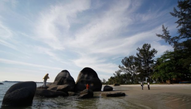 Pesona Pantai Romodong di Bangka