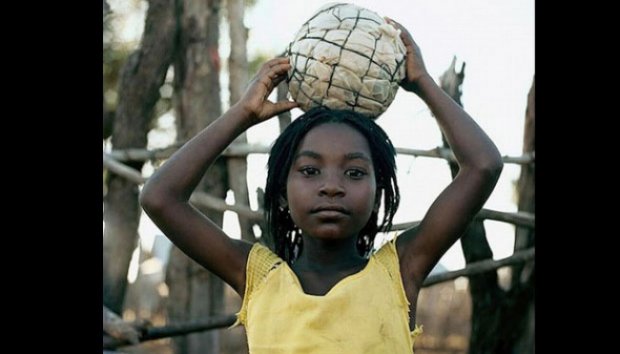 Tanpa Bola, Anak-anak di Afrika Masih Bisa Bermain Bola