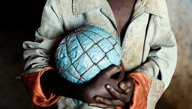 Tanpa Bola, Anak-anak di Afrika Masih Bisa Bermain Bola