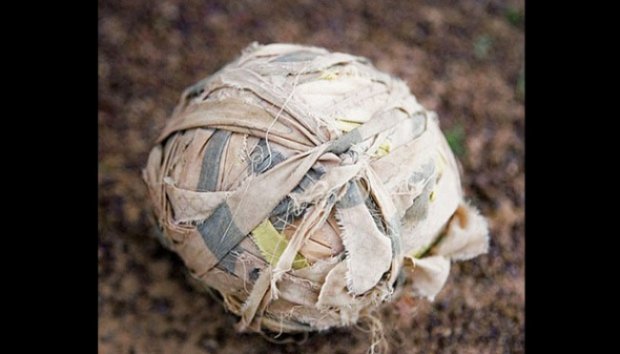 Tanpa Bola, Anak-anak di Afrika Masih Bisa Bermain Bola