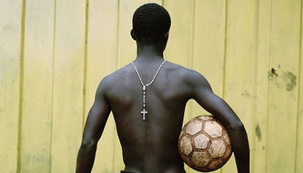 Tanpa Bola, Anak-anak di Afrika Masih Bisa Bermain Bola