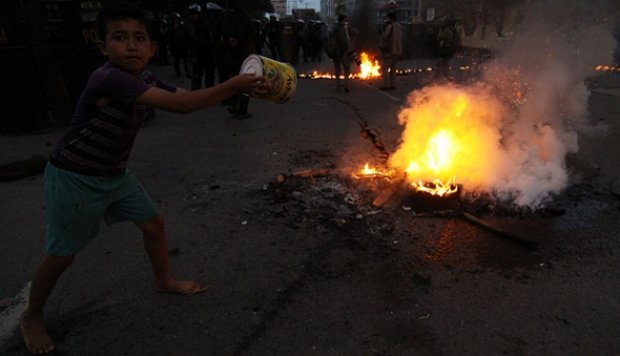 Di Makassar, Demo Anti Kenaikan BBM Berujung Bentrok