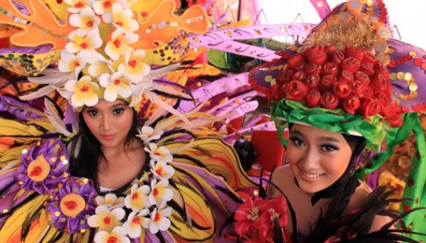 Warna-warni Kostum Bunga dalam Malang Flower Carnival