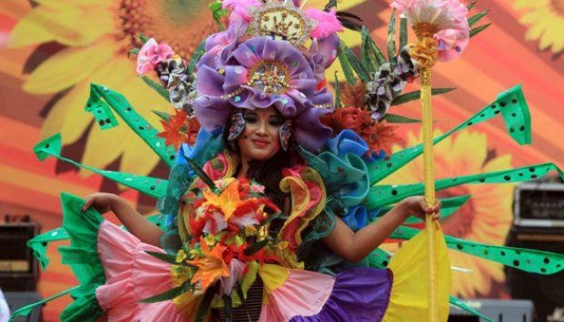 Warna-warni Kostum Bunga dalam Malang Flower Carnival