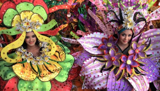 Warna-warni Kostum Bunga dalam Malang Flower Carnival