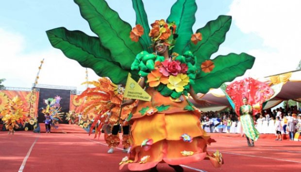 Warna-warni Kostum Bunga dalam Malang Flower Carnival