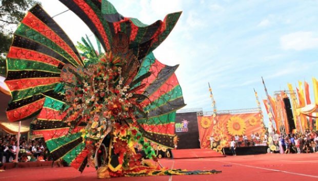 Warna-warni Kostum Bunga dalam Malang Flower Carnival