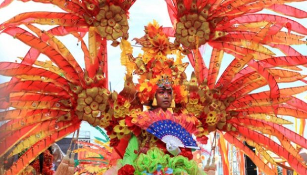 Warna-warni Kostum Bunga dalam Malang Flower Carnival