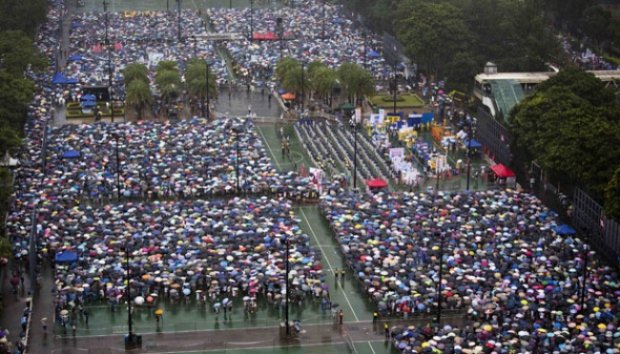 Ribuan Warga Peringati 16 Tahun Pengembalian Hong Kong