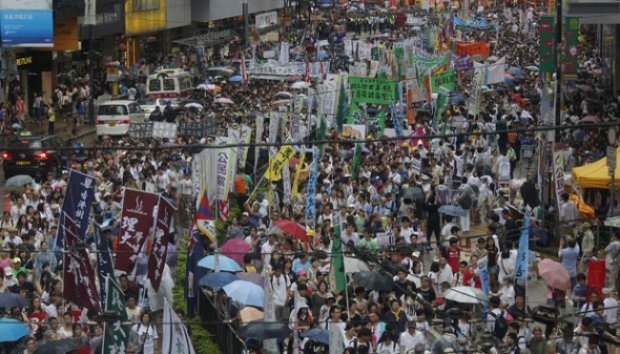 Ribuan Warga Peringati 16 Tahun Pengembalian Hong Kong