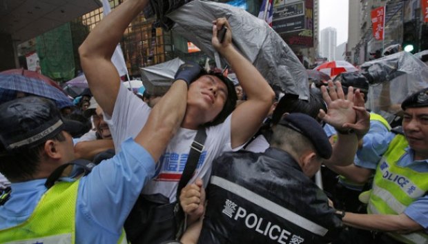 Ribuan Warga Peringati 16 Tahun Pengembalian Hong Kong