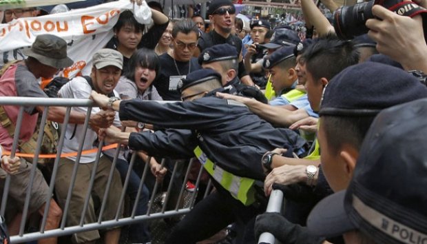 Ribuan Warga Peringati 16 Tahun Pengembalian Hong Kong