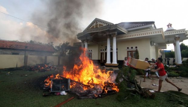 Tidak Mendapatkan BLSM, Warga Hancurkan Rumah Lurah