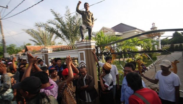 Tidak Mendapatkan BLSM, Warga Hancurkan Rumah Lurah