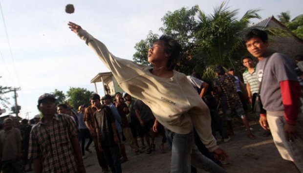Tidak Mendapatkan BLSM, Warga Hancurkan Rumah Lurah
